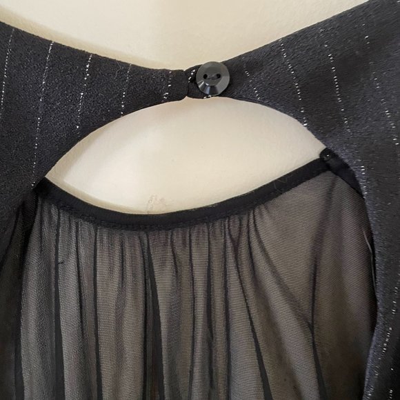 Sleeveless dress with keyhole opening - Picture 9 of 14